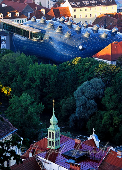 Blick vom Schloßberg auf das Kunsthaus Graz