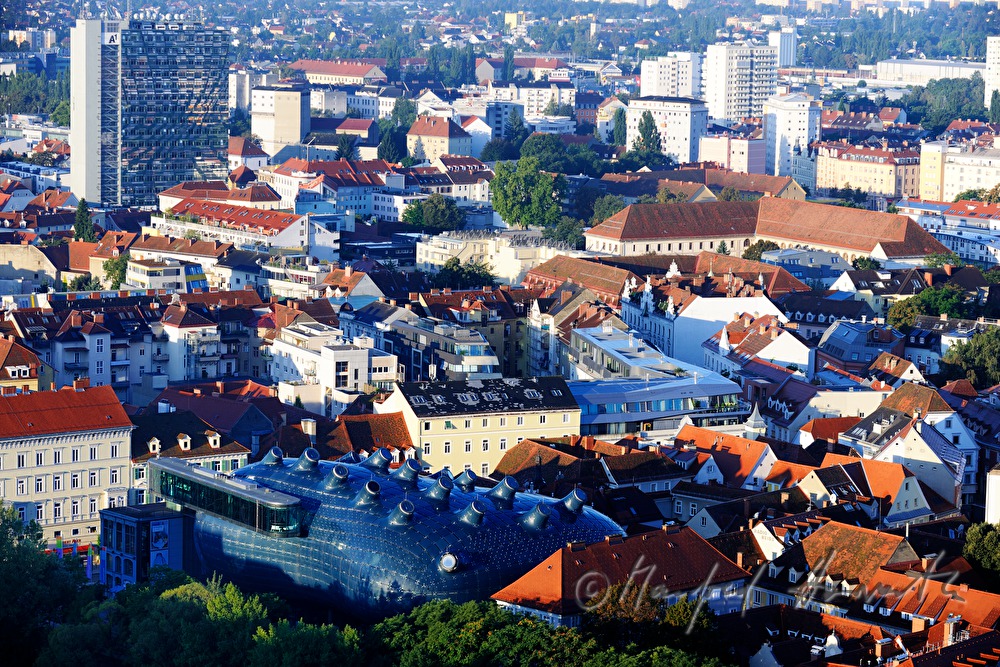 Blick vom Schloßberg auf das Kunsthaus Graz