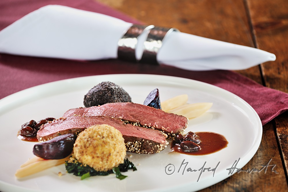 Hirschbraten mit Knödel und Spargel