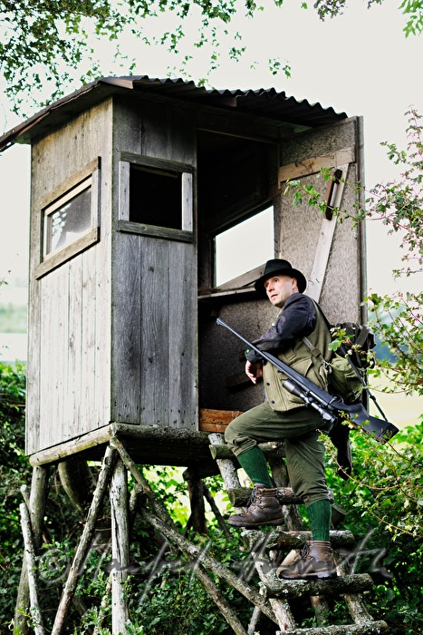 Jäger auf dem Hochstand