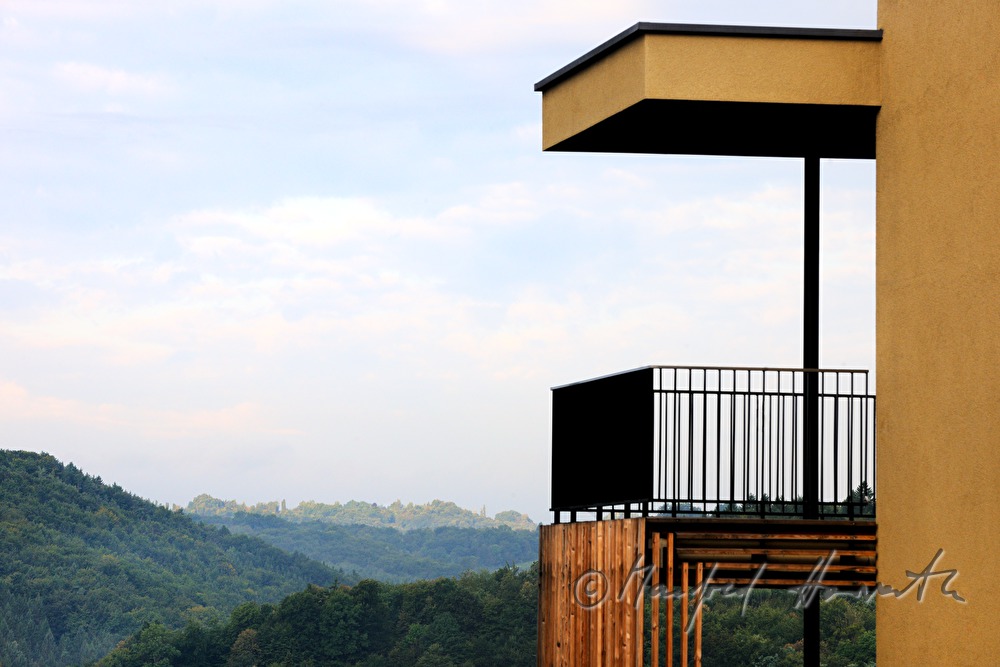 Balkon und Blick in die hügelige Landschaft
