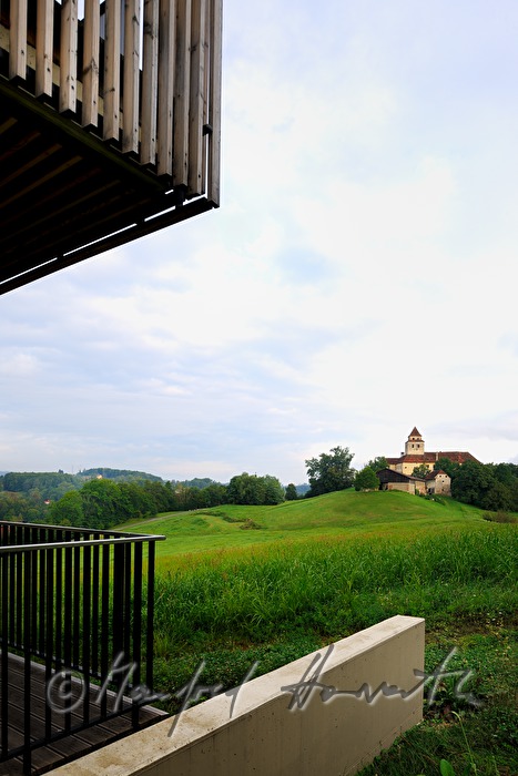 Balkon und Blick in die hügelige Landschaft