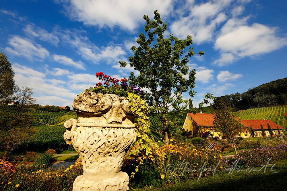 Gartenanlage und Wohnhaus in den Weinbergen