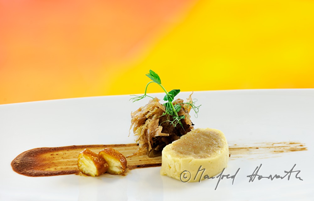 Grammel-Maroniroulade mit Karamell-Kümmelkraut