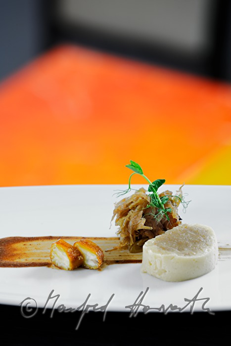 Grammel-Maroniroulade mit Karamell-Kümmelkraut