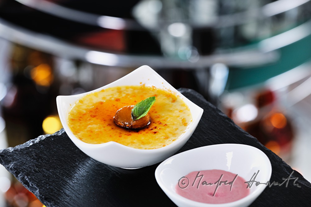 Maroni-Creme-Brulee mit Portwein-Rosineneis