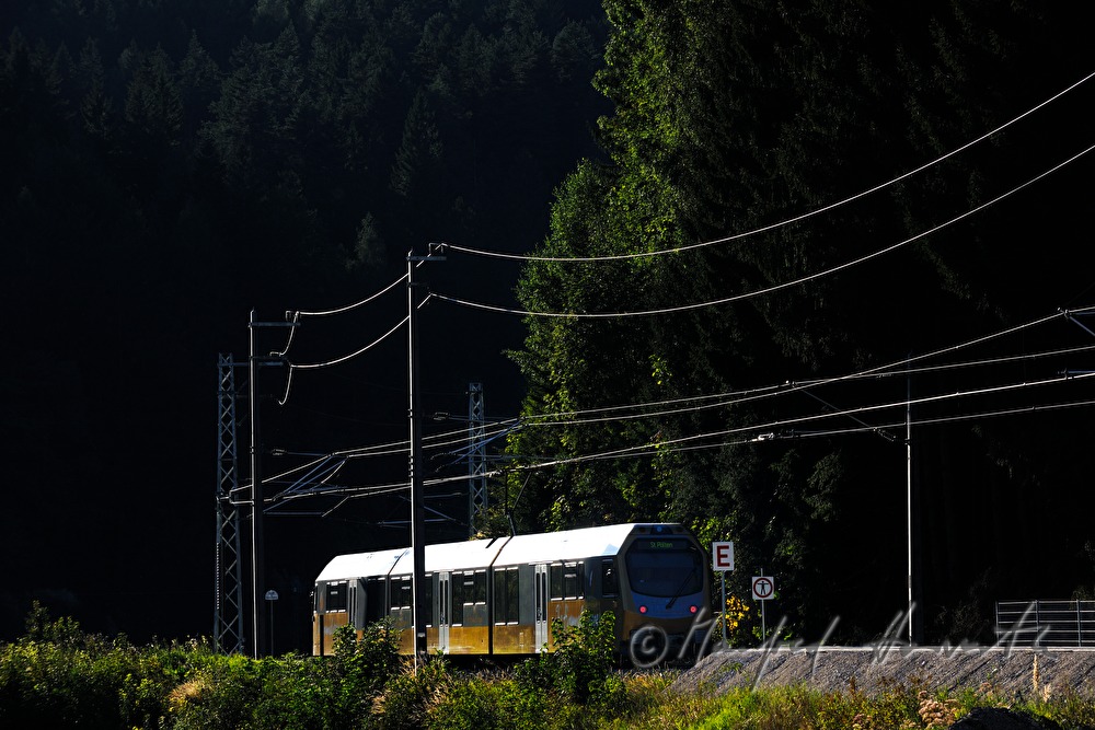 Mariazellerbahn fährt aus dem Bahnhof