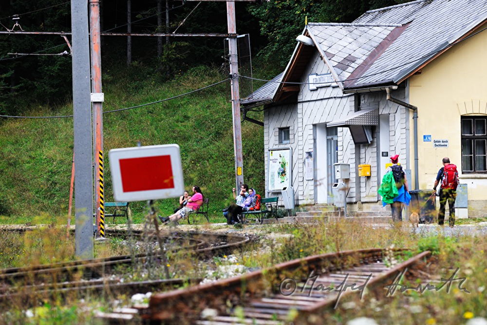 Wanderer warten am Bahnhof der Mariazellerbahn