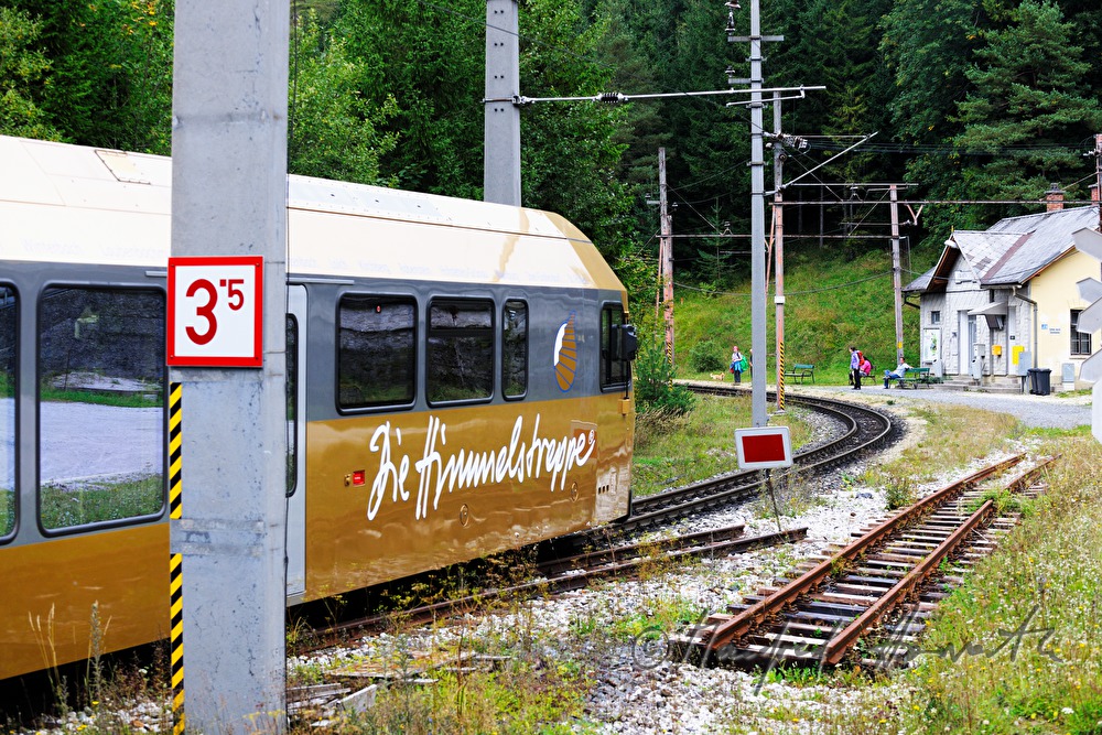 Wanderer warten am Bahnhof der Mariazellerbahn