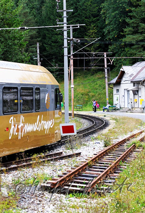 Wanderer warten am Bahnhof der Mariazellerbahn