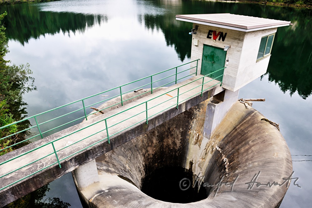 Stausee und Überlauf des Wasserkraftwerkes der EVN