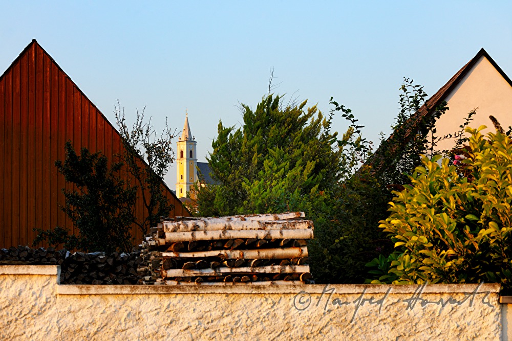 Kirche von Kleinhöflein und Scheunen
