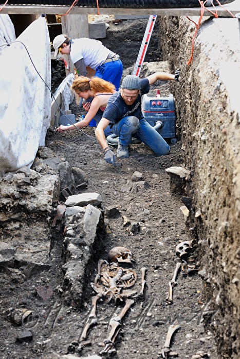 Archäologen legen einen mittelalterlichen Friedhof frei