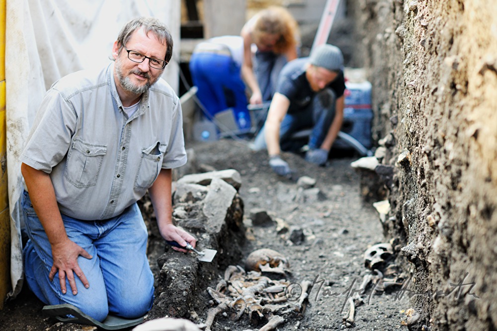 Archäologen legen einen mittelalterlichen Friedhof frei