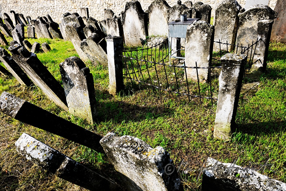 umgekippte Grabsteine am jüdischen Friedhof