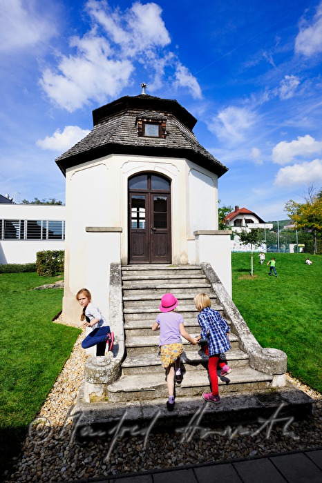 Schulklasse im Schulhof beim barocken Pavillon