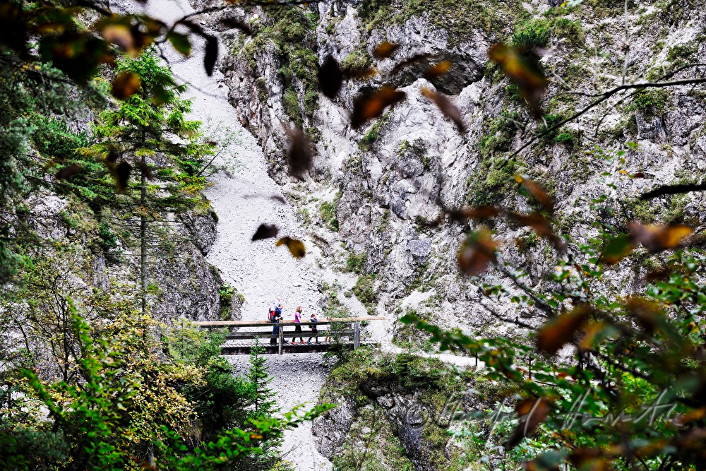 Wanderer auf einer Brücke in den Hinteren Tormäuern
