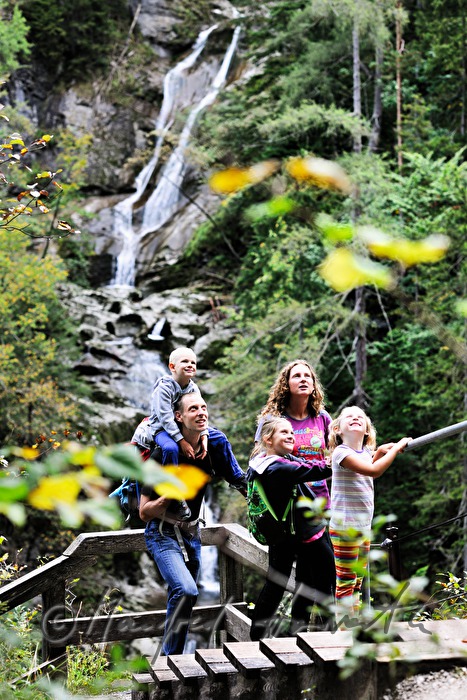 Wanderer rasten beim Lassingfall