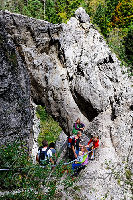 Wanderer auf einem Felsen beim Lassingfall