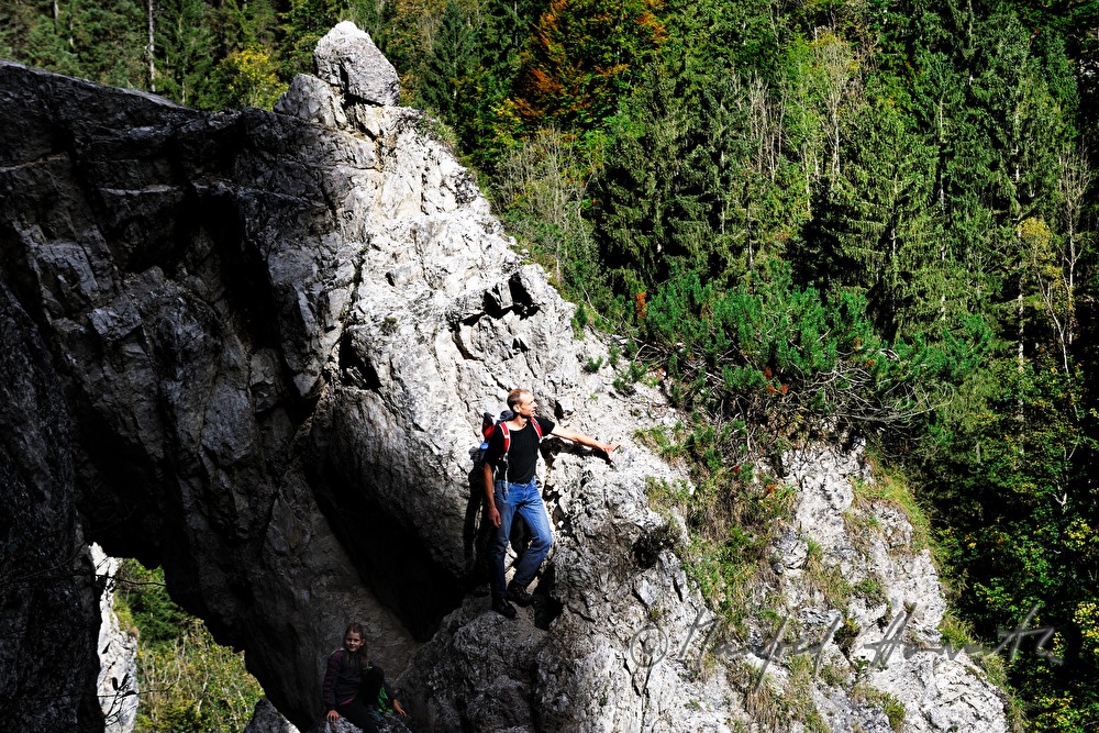 Wanderer auf einem Felsen beim Lassingfall