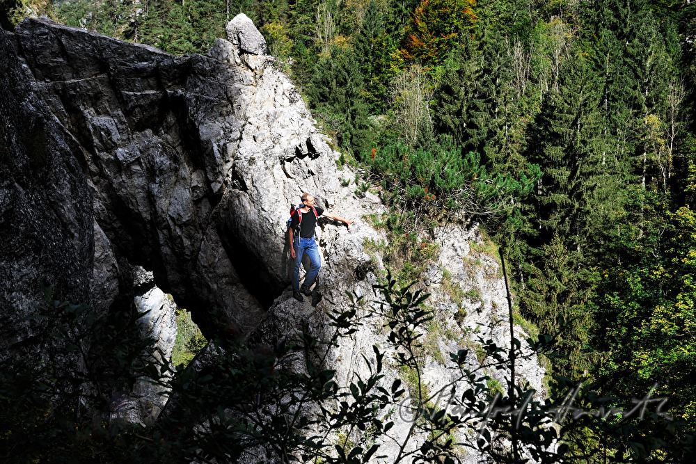 Wanderer auf einem Felsen beim Lassingfall