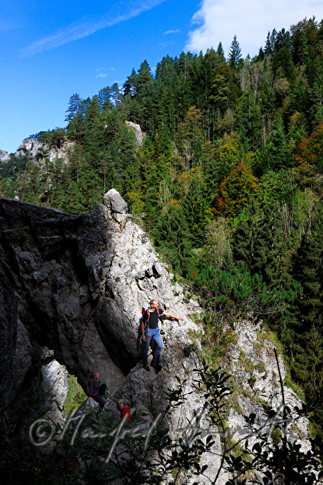 Wanderer auf einem Felsen beim Lassingfall