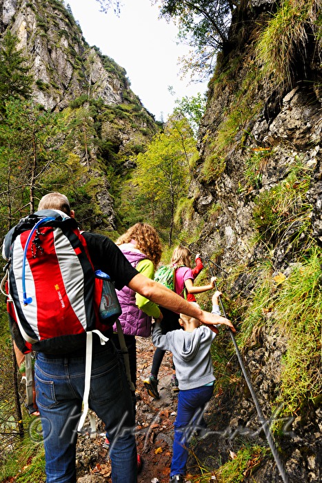 Wanderer an der Erlauf in den Hinteren Tormäuern