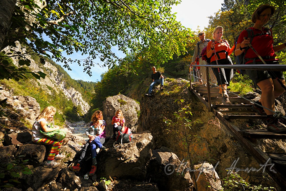 Wanderer an der Erlauf in den Hinteren Tormäuern