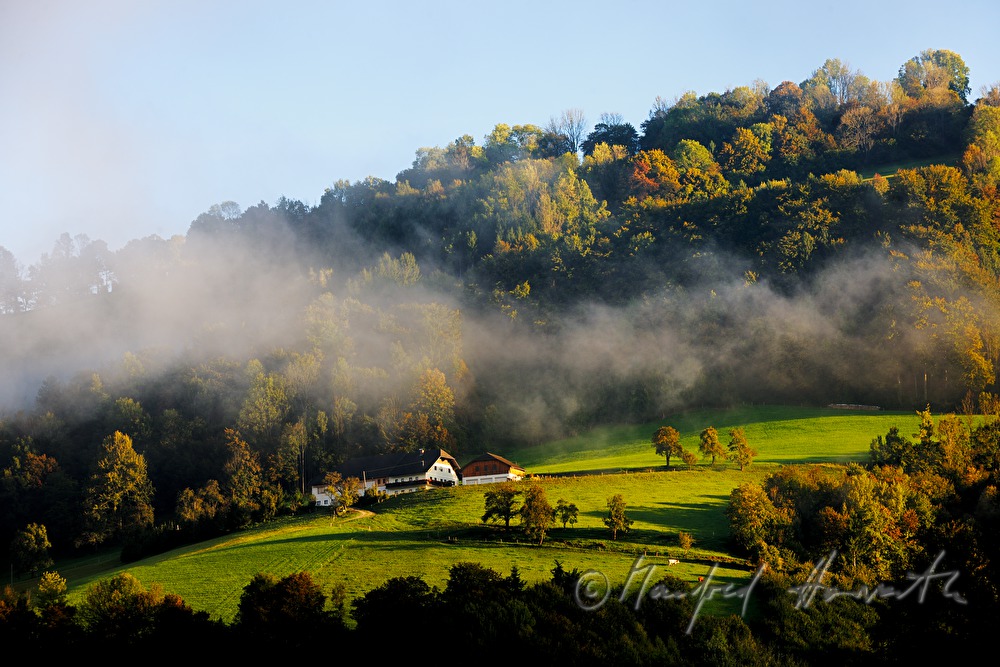 Bauernhöfe neben dem Burgfelsen
