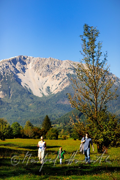 Familie beim Wandern mit Sohn