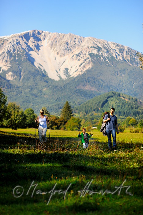 Familie beim Wandern mit Sohn