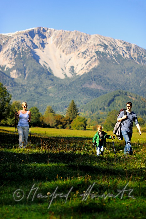 Familie beim Wandern mit Sohn
