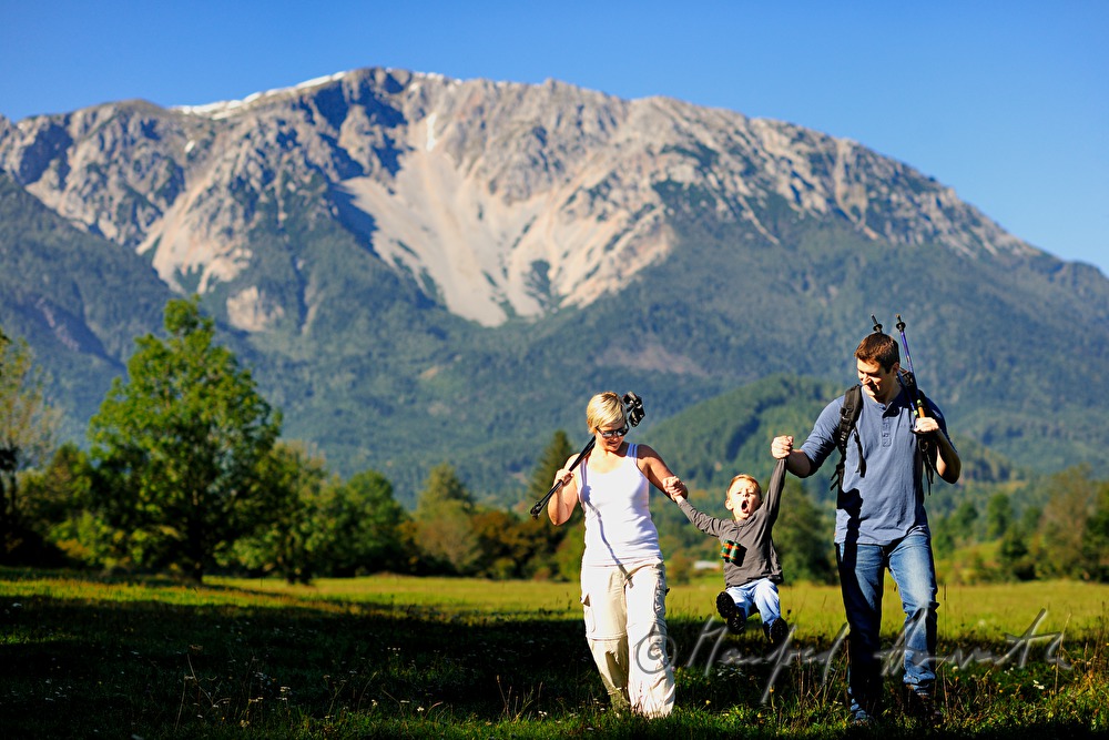 Familie beim Wandern mit Sohn
