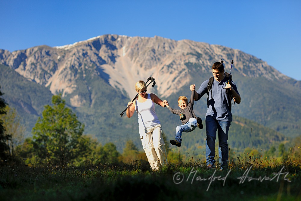 Familie beim Wandern mit Sohn