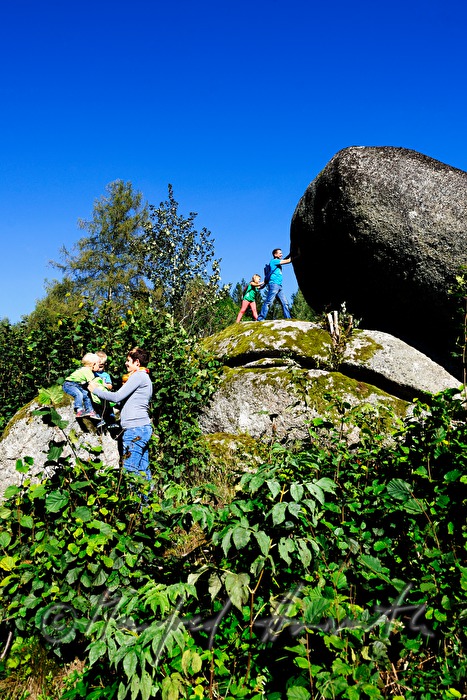 Familie versucht den Granitblock zu bewegen
