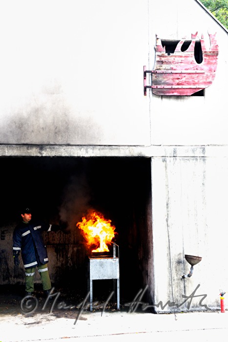 Demonstration eines Zimmerbrandes für die Feuerwehr-Schüler