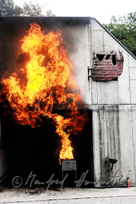 Demonstration eines Zimmerbrandes für die Feuerwehr-Schüler