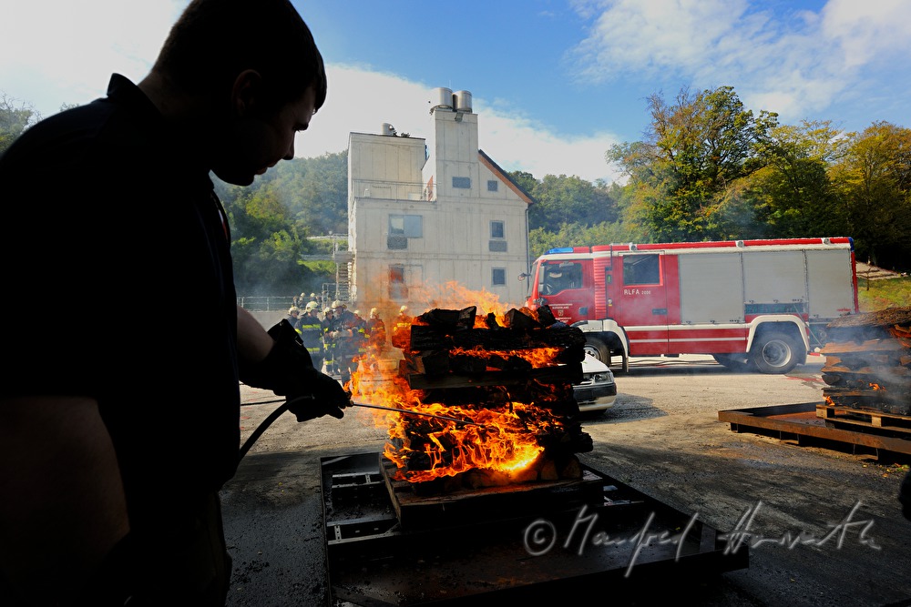 Demonstration eines Holzbrandes für die Feuerwehr-Schüler