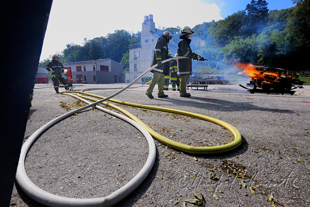 Feuerwehr-Schüler löschen einen Brand bei einer Übung