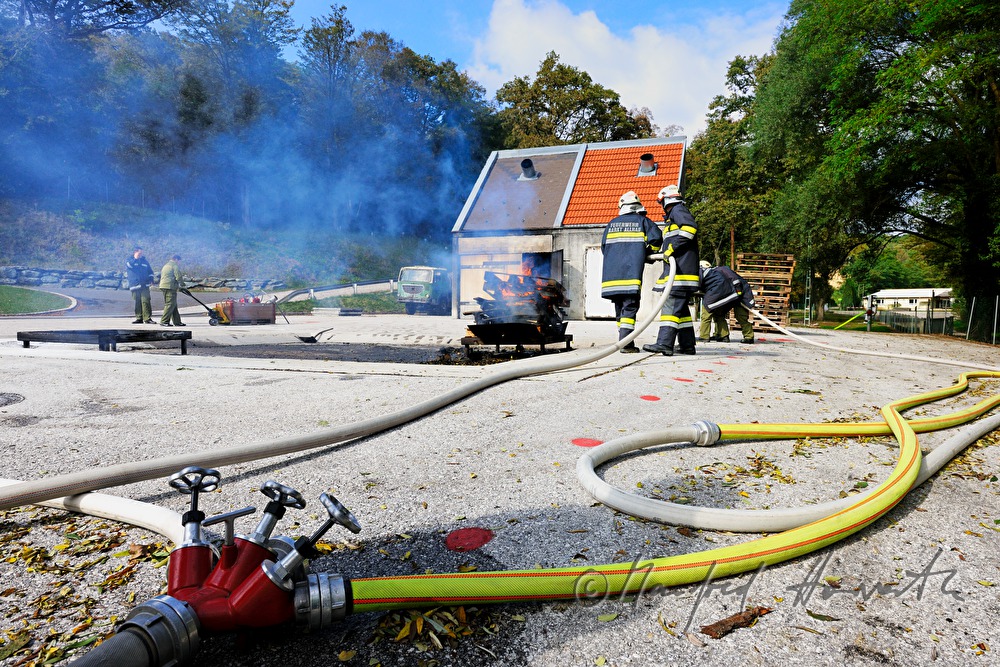 Feuerwehr-Schüler löschen einen Brand bei einer Übung