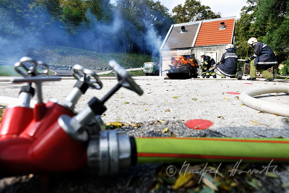 Feuerwehr-Schüler löschen einen Brand bei einer Übung