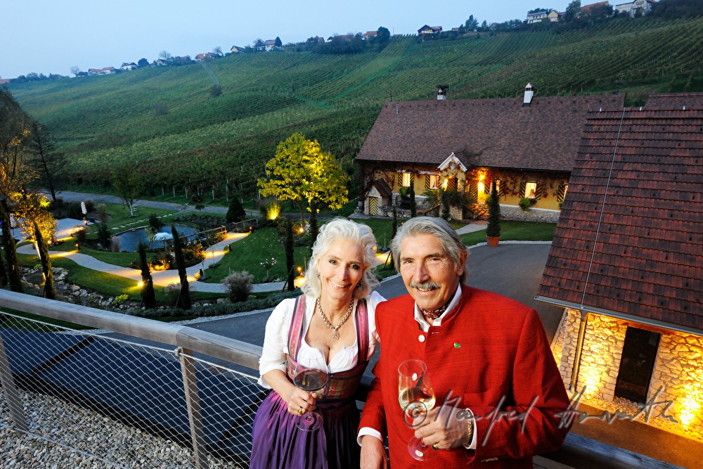 Nora und Christian Trierenberg auf der Terrasse ihres Weingutes