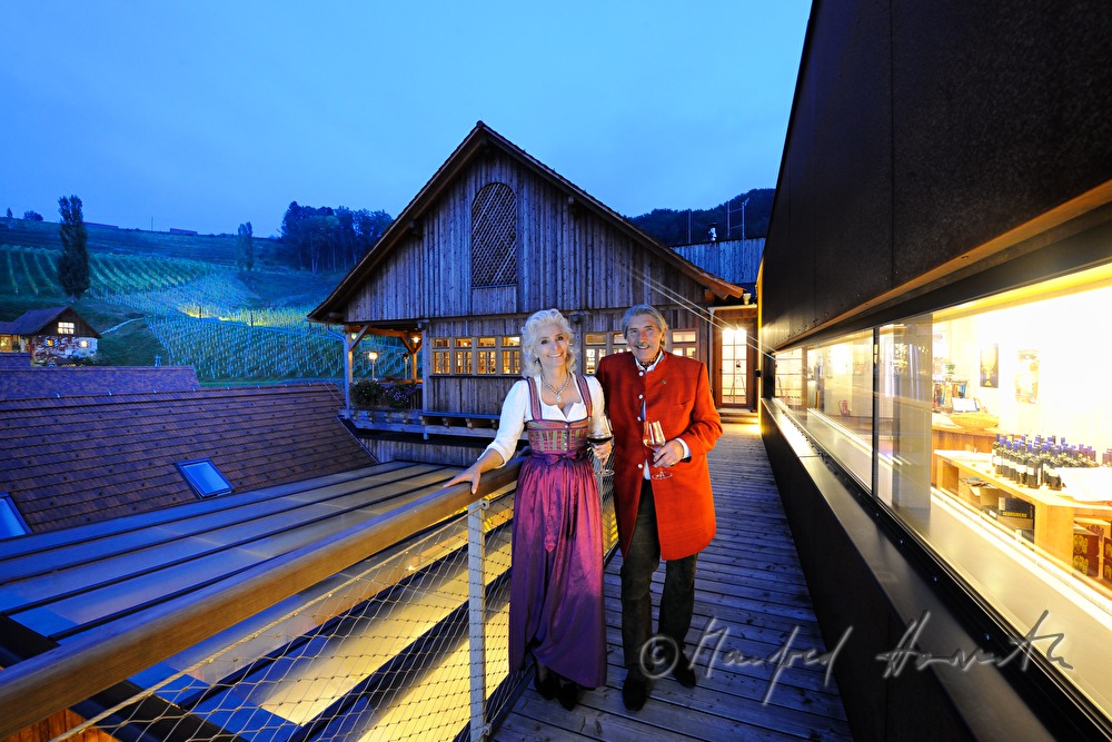 Nora und Christian Trierenberg auf der Terrasse ihres Weingutes