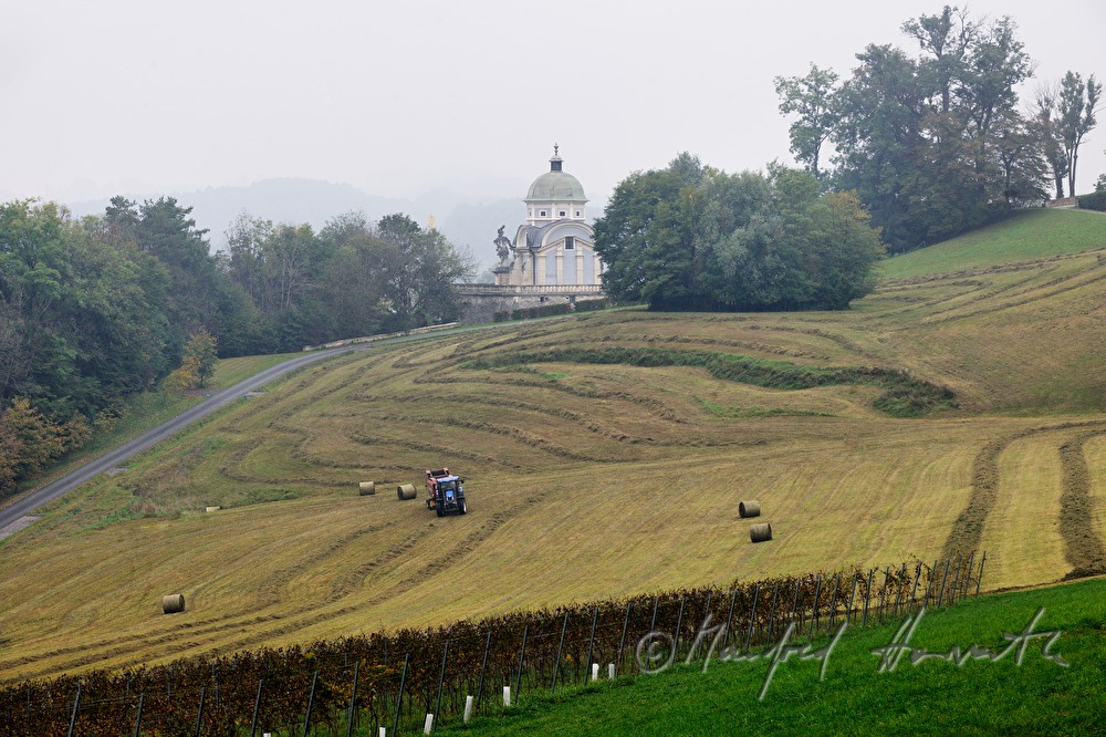 Mausoleum des Ruprecht von Eggenberg und Getreidefeld