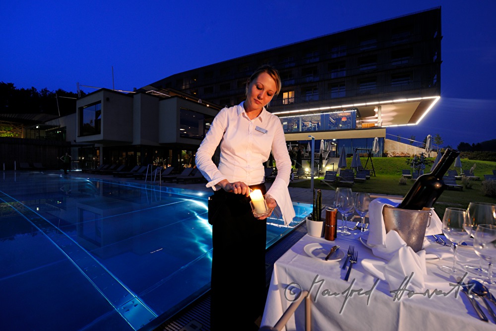 Kellnerin serviert am Schwimmbad des Hotels 