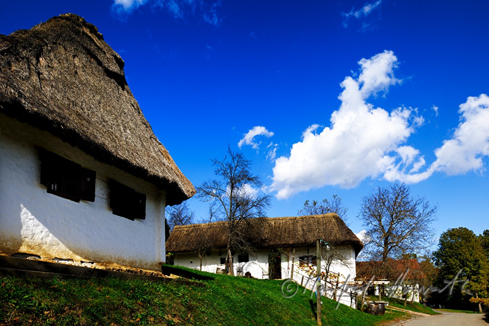 strohgedeckte Häuser im Kellerviertel
