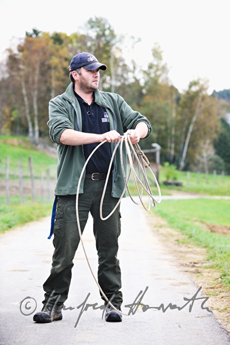 Bison-Bauer mit Lasso bei der Weide