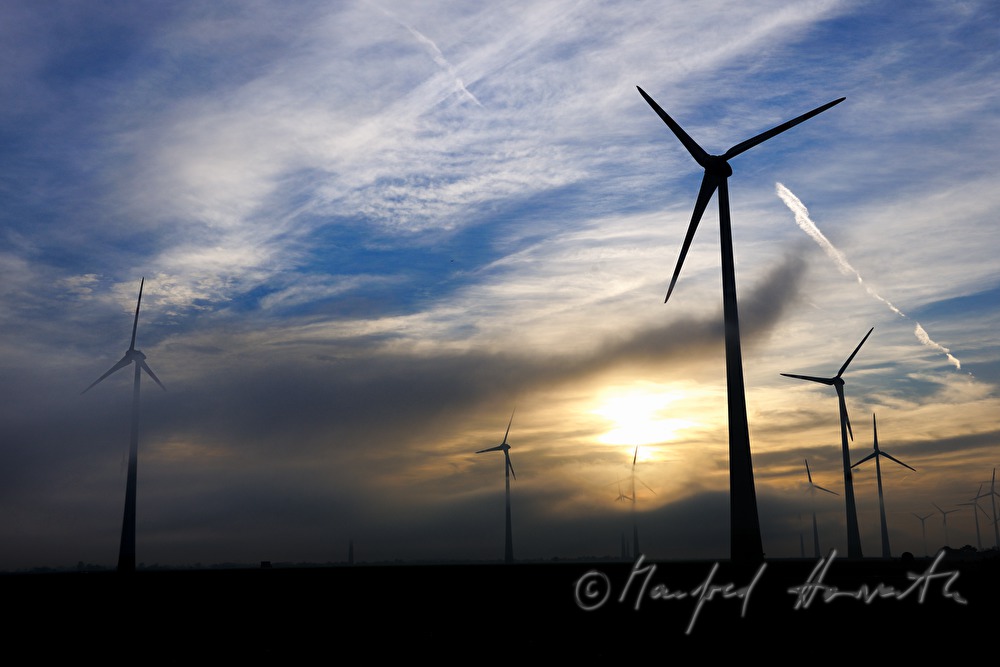 Windkraftanlage im Morgennebel