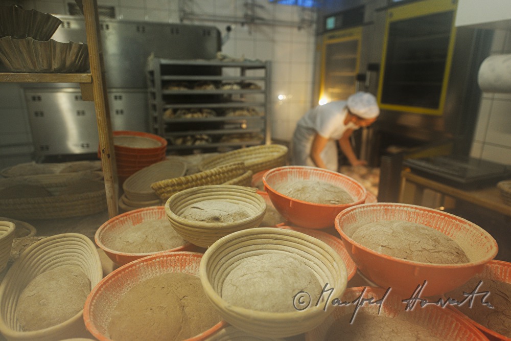 Backen von Natursauerteig-Brot in der Naturbäckerei