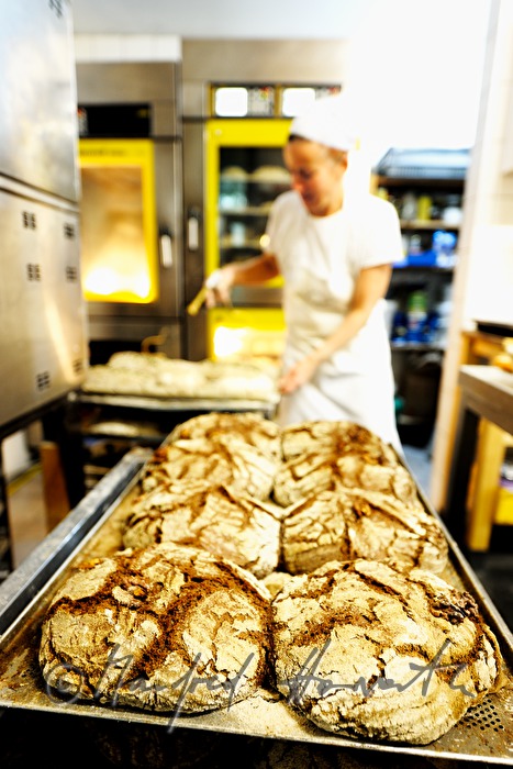 Backen von Natursauerteig-Brot in der Naturbäckerei